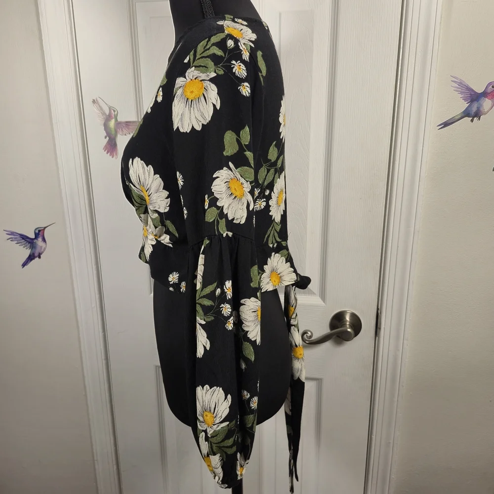 Forever 21 Daisy Floral Bell Sleeve Crop Top M Black Euro Summer Maximalist Boho